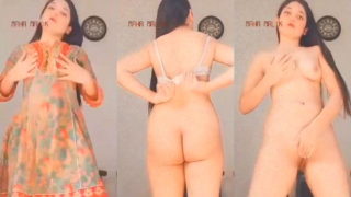 Sexy Desi Girl Shows Nude Body